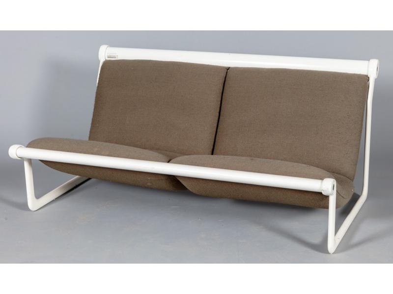 Bruce HANNAH et Andrew MORRISON : Banquette basse, structure en aluminium enrobé de rilsan blanc.  Garniture en tissu.  Edité par KNOLL.  Années 70.  Hauteur : 64 cm.  Long.: 140 cm.