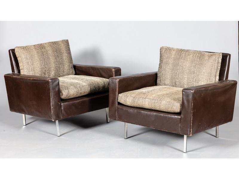 Paire de fauteuils cubiques en cuir marron, dossiers et assises en tissu. (état d'usage)