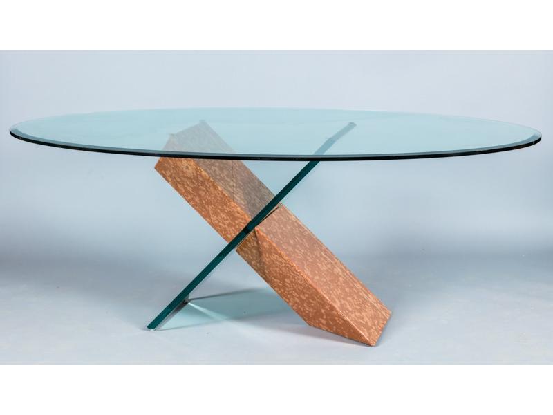 Table de salle à manger.  Grand plateau ovale biseauté (éclat) reposant sur un piètement en X en marbre et verre.  Editée par Roche Bobois.