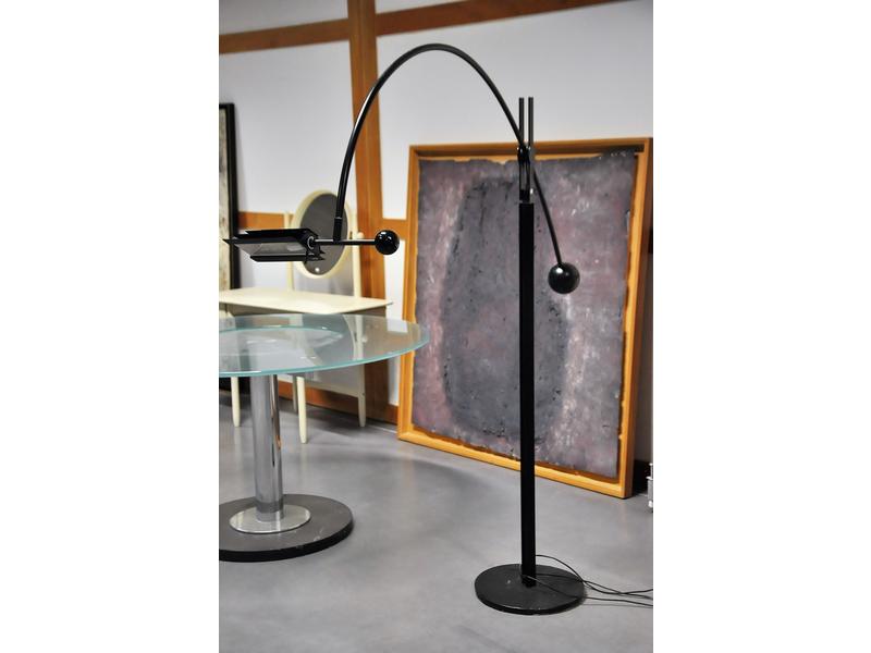 Lampadaire halogène contemporain en métal laqué noir, bras en arc de cercle inclinable.