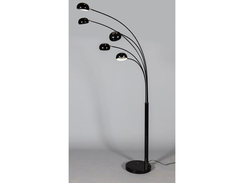 Lampadaire moderne en métal laqué noir éclairant à cinq bras de lumières, pivotant, et reposant sur un socle en marbre noir.  Hauteur : 208 cm.
