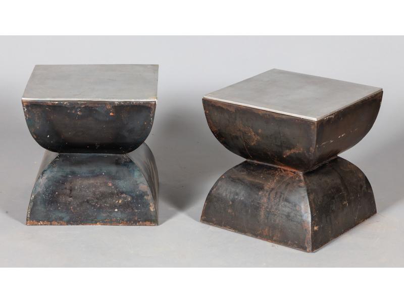 Paire de petites tables basses (chevets) en tôle et aluminium.  Hauteur : 41 cm.  Dim. plateau : 40x40 cm.