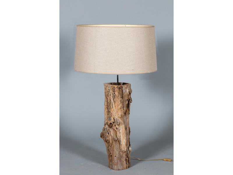 Grande lampe en bois au naturel.  Abat-jour de toile écrue.  Hauteur totale : 104 cm.