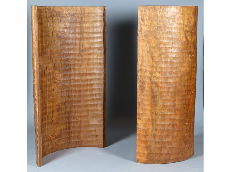 Jérôme Abel SEGUIN (1950) : Deux paravents concaves en bois sculpté.  Hauteur : 178 cm.  Largeur : 150 cm.
