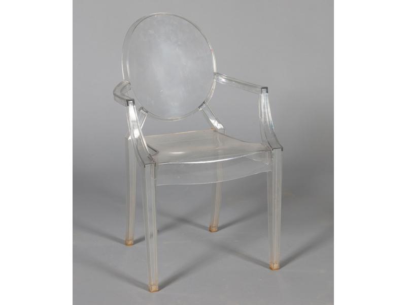 D'après Philippe STARK - édité par KARTELL : Petit fauteuil d'enfant en plastique transparent.