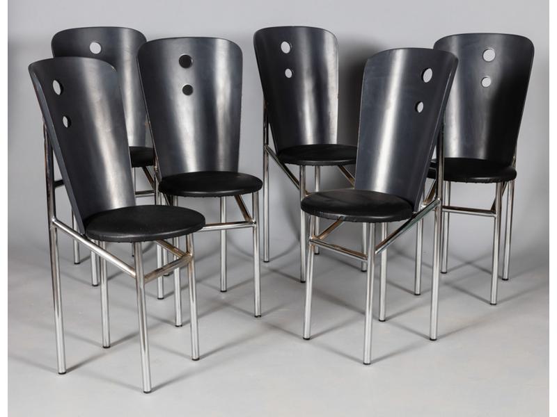 Suite de six chaises modernes en skaï noir, dossier en bois laqué gris et pieds tubulaires chromés.  Hauteur : 101 cm.