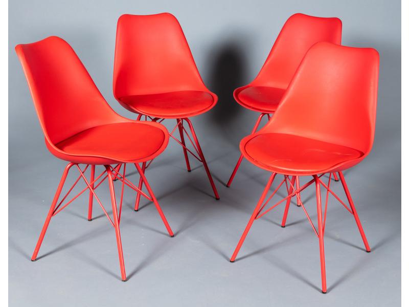 Suite de quatre chaises assise plastique rouge moulé avec coussin en skaï, pieds en tubes de fer rouge.  Travail contemporain.