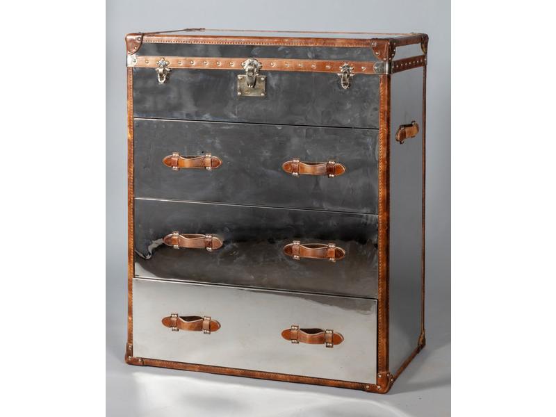 BOND STREET LONDON : Malle formant commode en bois plaqué de feuilles d'inox et gainée de cuir.  Travail contemporain.  Dim. : 120x101x46 cm.