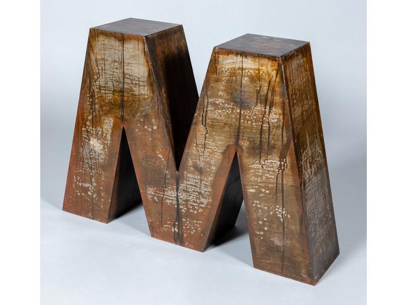 Elément décoratif en tôle représentant la lettre M ou W.  Hauteur : 75 cm. (quelques rayures)