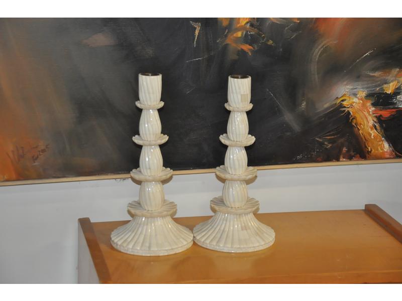 Paire de flambeaux en placage d'os côtelé. Hauteur 28 cm.