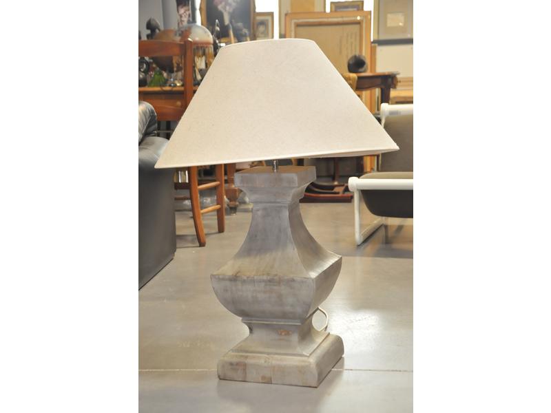 Lampe contemporaine de forme balustre en bois laqué gris.  Abat-jour en toile écrue.  Hauteur totale : 90 cm.