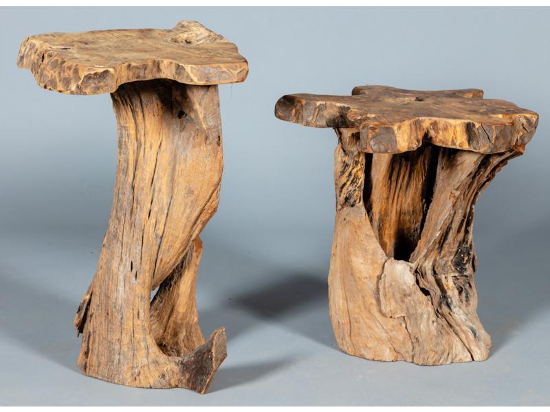 Deux sellettes en bois flotté naturel.  Hauteur : 61 et 77 cm.