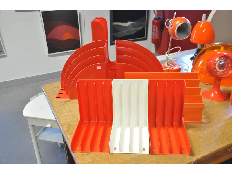 Porte-documents en plastique orange et blanc.