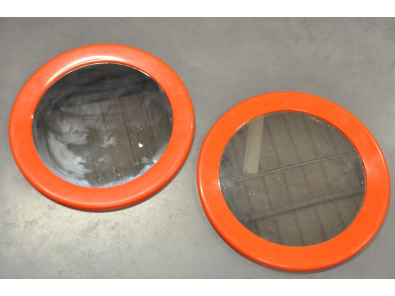 Paire de miroirs circulaires, encadrement en plastique orange.  Diam.: 45 cm.