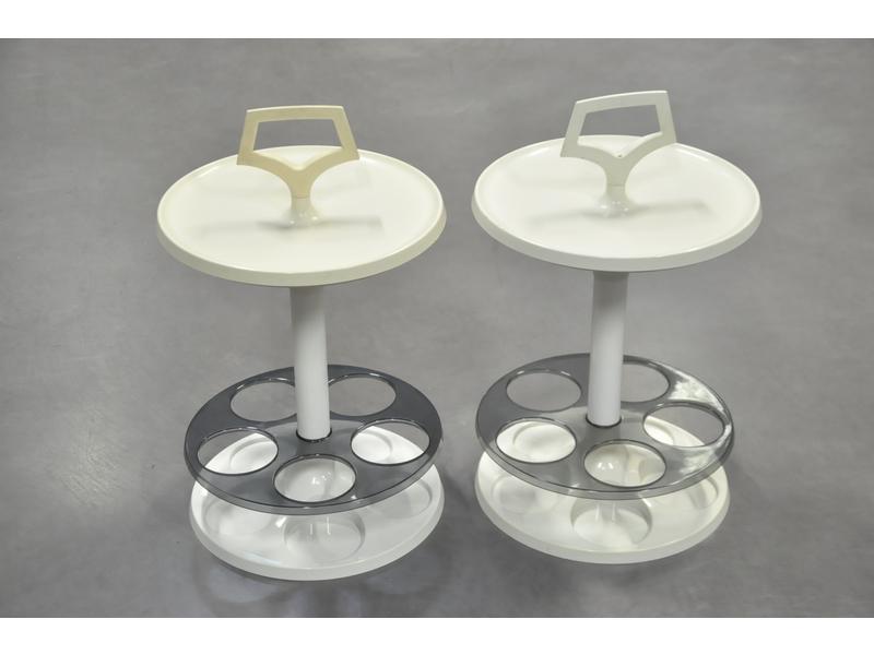 Paire de tables porte-bouteilles en plastique blanc.  Hauteur : 53 cm.  Diam.: 32 cm.