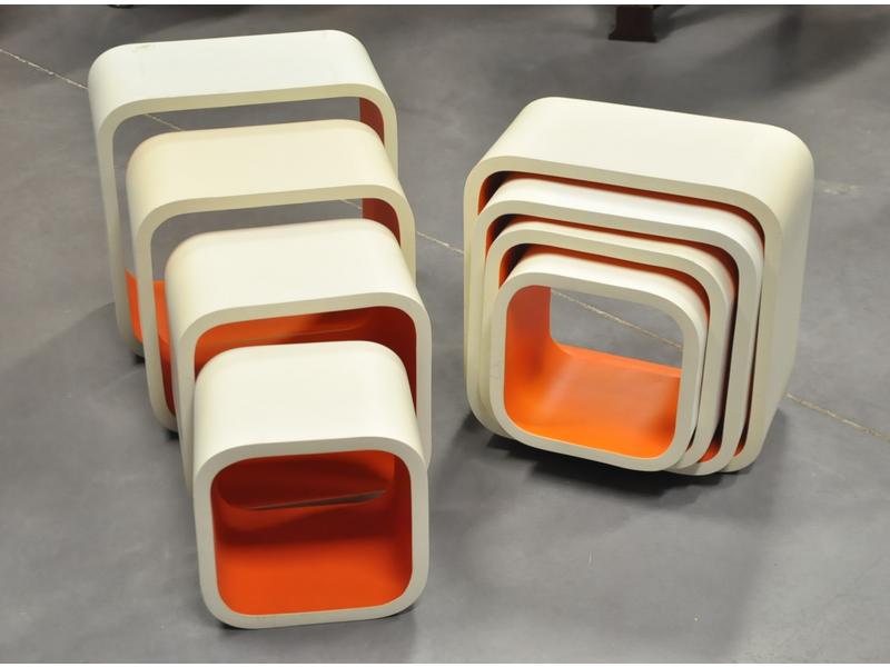 Paire de petites tables gigognes en bois mélaminé blanc et orange (au nombrede huit tables au total).  Travail contemporain.  Dim.: 41x41 cm.