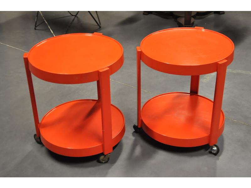 Paire de petites dessertes circulaires en plastique orange.  On joint deux plateaux ronds.  Hauteur : 53 cm.