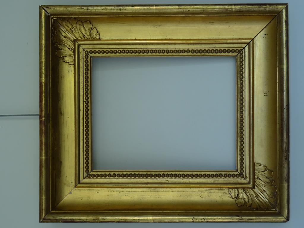 Cadre en bois et stuc  doré à  décor de frise perlée, deux écoinçons feuillagés (cadre redimensionné). Epoque XIX°. Dim extérieure: 52x46cm. Dim intérieure: 36x29cm (manque une baguette en stuc sur le côté).