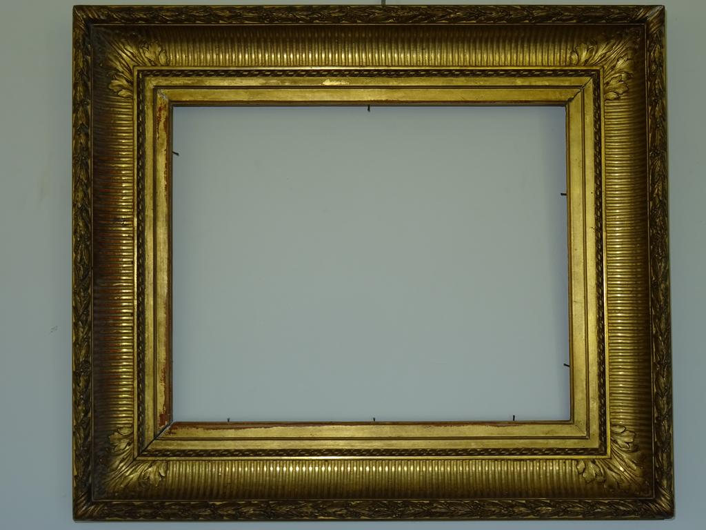 Cadre en bois et stuc doré à motif de cannaux, frise de laurier et rubans. Ecoinçons feuillagés. Epoque fin XIX°. Bon état. Dim extérieure: 50x58cm. Dim intérieure: 33,5x41,5cm.