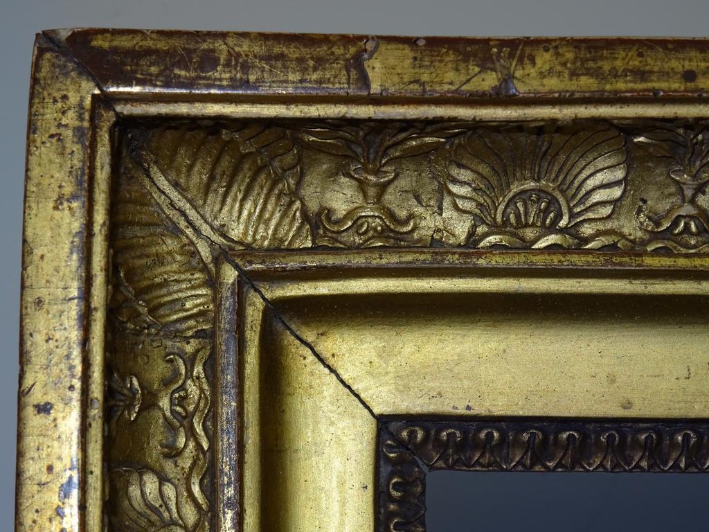 Cadre en bois et stuc doré à décor de frises de palmettes et rais de coeur. Epoque Restauration. (quelques manques à la frise de rais de coeur). Dimensions extérieures : 49 x 38.5 cm, dimensions intérieures : 38 x 28.5 cm