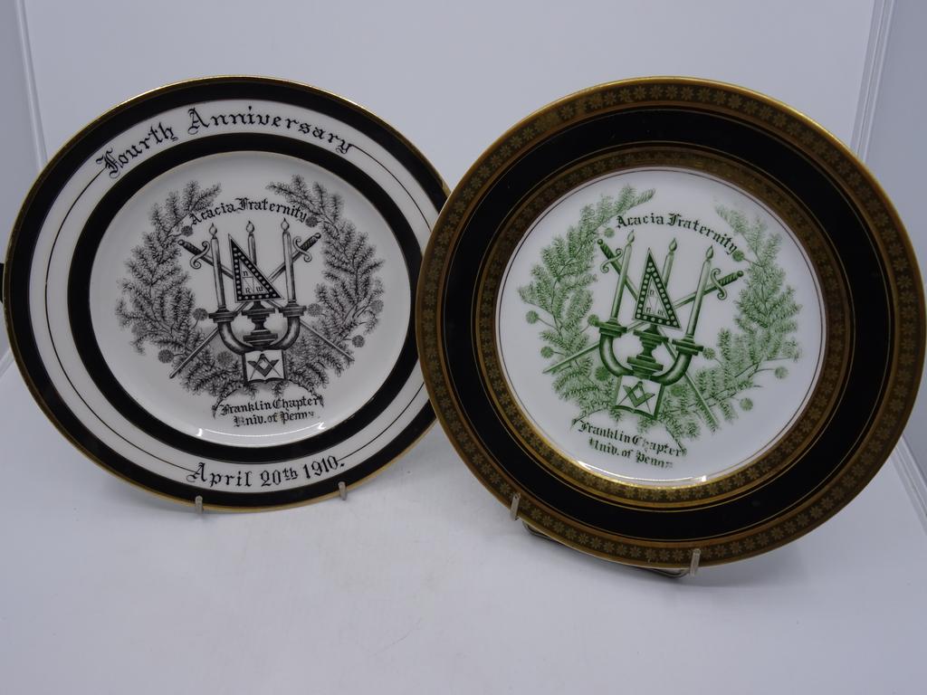 Deux assiettes commémoratives en porcelaine ornées des attributs d'ACACIA FRATERNITY et de symboles maçonniques. Une datée 20 avril 1910. Diamètre : 24 cm. NB : Acacia Fraternity: Fraternité sociale fondée en 1904 à l'université du Michigan.
