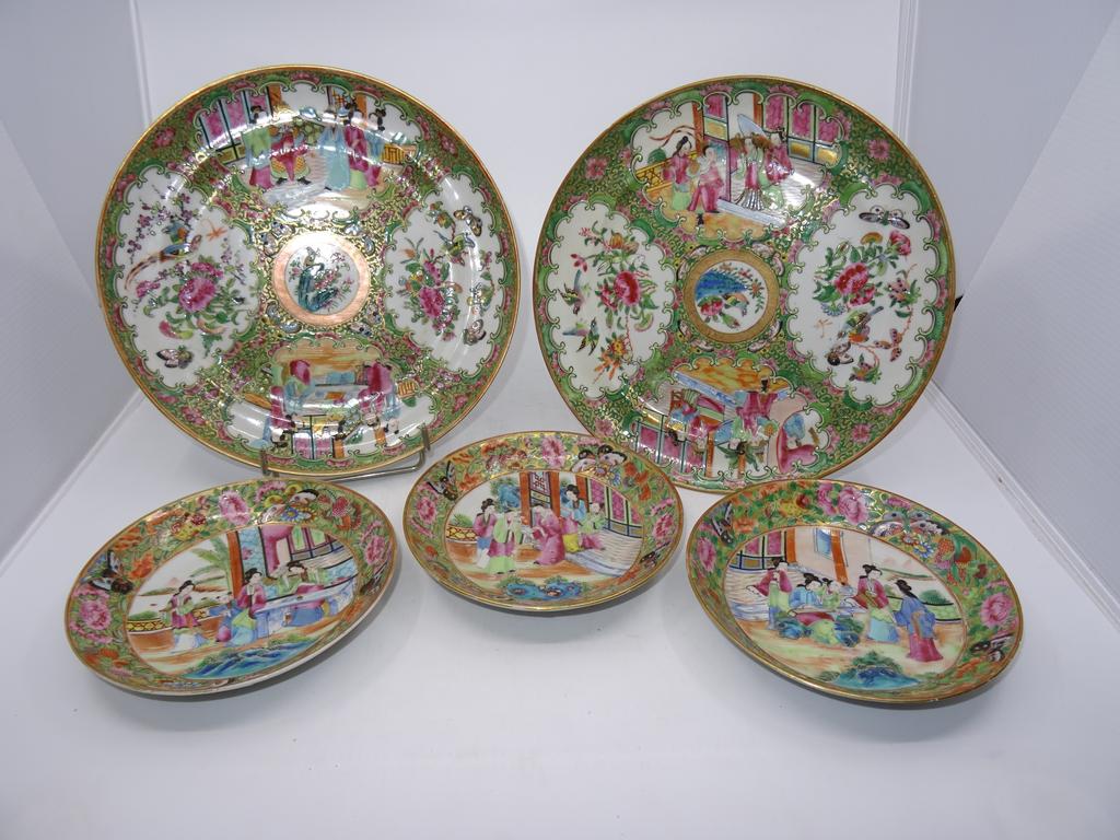 CHINE Canton : Ensemble de deux grandes assiettes, cinq assiettes à dessert, quatre coupes et une sous-tasse en porcelaine à décor de scènes animées polychromes. Fin XIXème siècle.