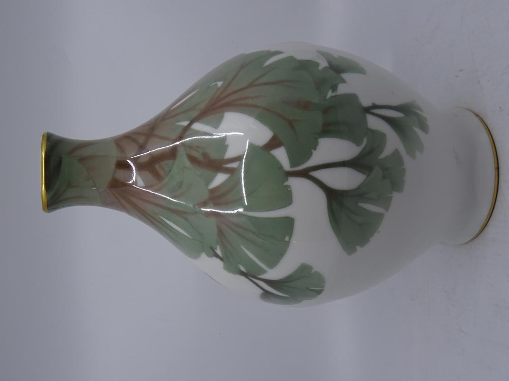 SEVRES : Vase en porcelaine à décor de feuillages sur fond blanc. Signé et daté 1921. Hauteur : 26 cm. (anciennement monté en lampe avec traces de colle a l'interieur du col)