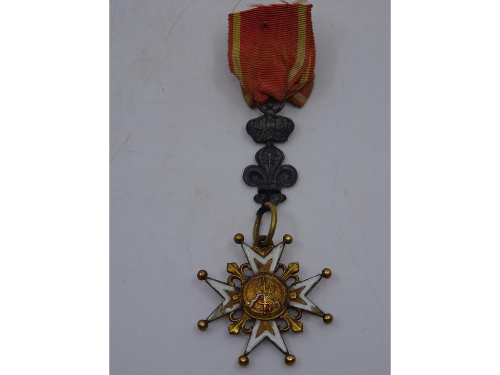 Croix de chevalier de l'ordre de saint Louis d'époque Louis XIV (éclats et accidents à l'émail). On joint une décoration au lys.