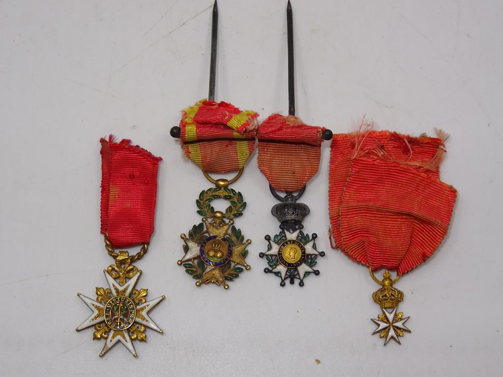 Lot de quatre miniatures: Miniature ordre de Saint Louis (éclats d'émail), Miniature ordre de Malte, deux miniatures (une très abîmée).