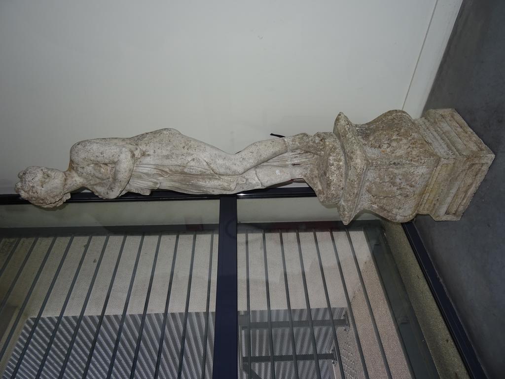 Statue de parc en pierre reconstituée représentant une femme sortant du bain d'après un modèle de Canova (les pieds recollés au reste du corps). Hauteur totale avec socle: 180cm.