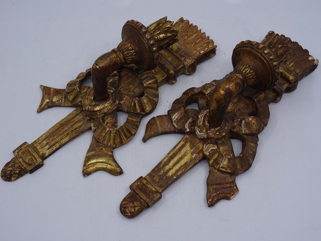 Paire de petites appliques décoratives en bois sculpté et doré de style Louis XVI à un bras de lumière. (quelques éclats de dorure). Hauteur : 29 cm