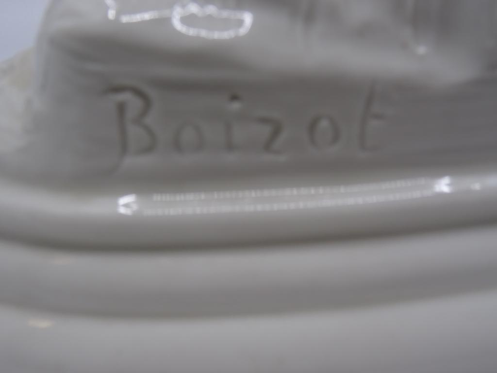 NAPLES, d'aprés Boizot : Sujet en porcelaine blanche représentant une femme drapée et un angelot. Dans le goût du XVIIIème siècle. Signé. Hauteur : 38 cm
