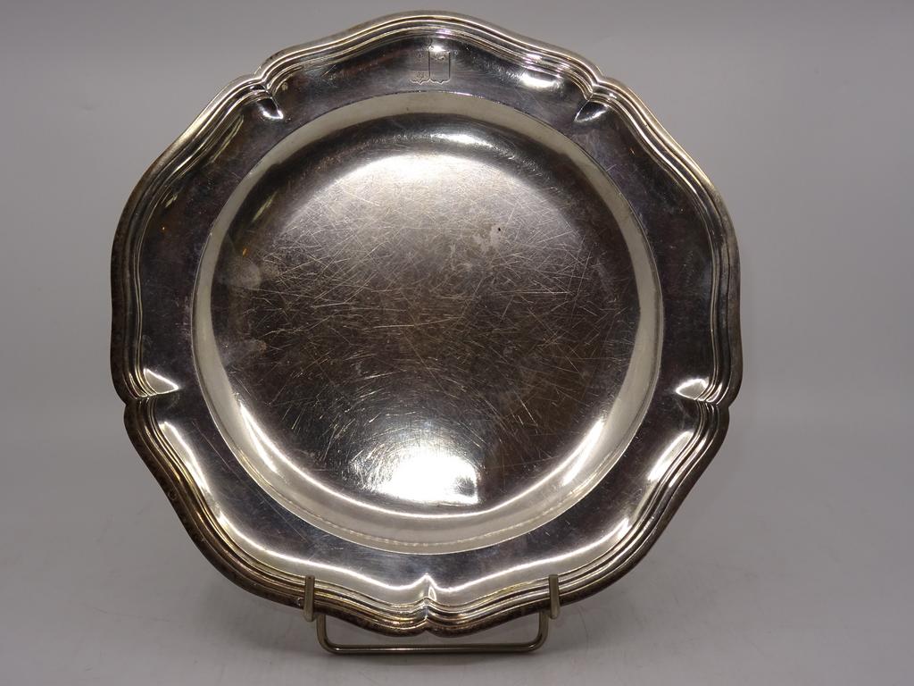 Assiette à contours en argent XVIIIe. Poids: 755g.