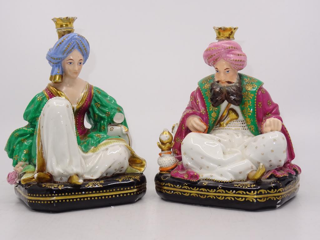 Jacob PETIT: Deux flacons en porcelaine représentant un couple de turcs assis en tailleur sur un coussin (accidents et manques). Epoque Restauration. Signés. dim: 16,5x13x10cm.