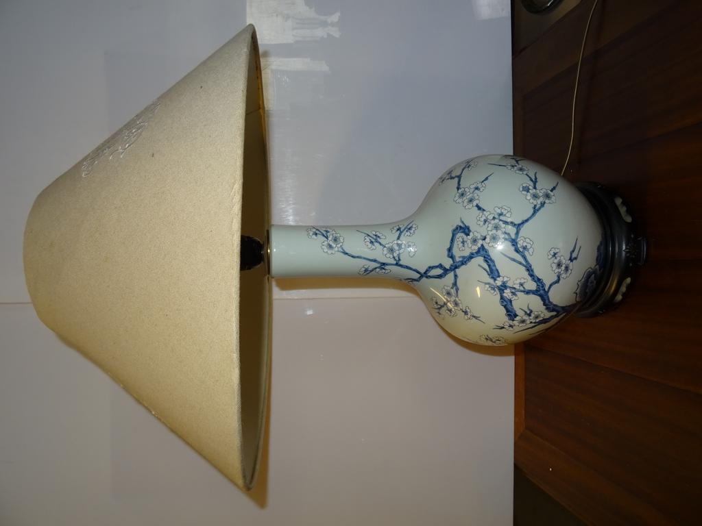 CHINE: Vase (monté en pied de lampe) en porcelaine blanche à décor peint de branche d'arbre en fleurs. Epoque XX° Bon état. Hauteur du vase: 37cm.