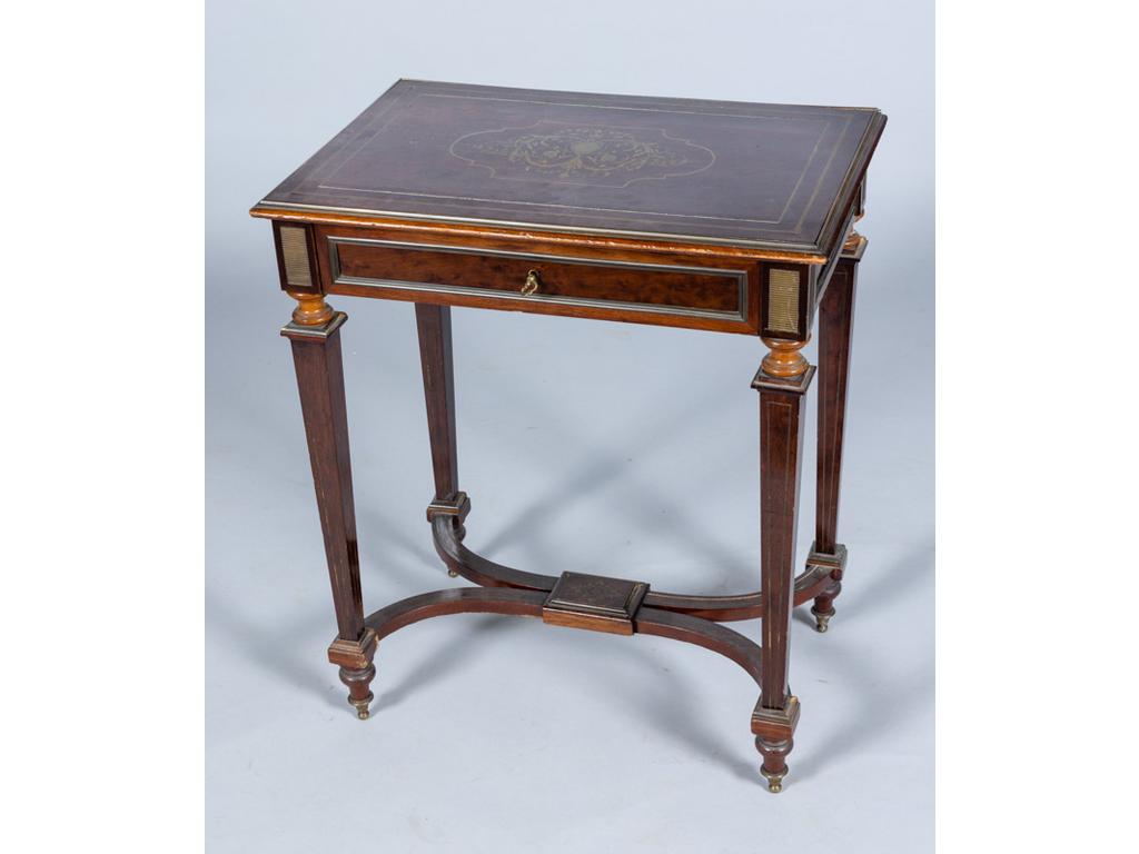 Table écritoire de style Louis XVI, plateau incrusté de laiton.