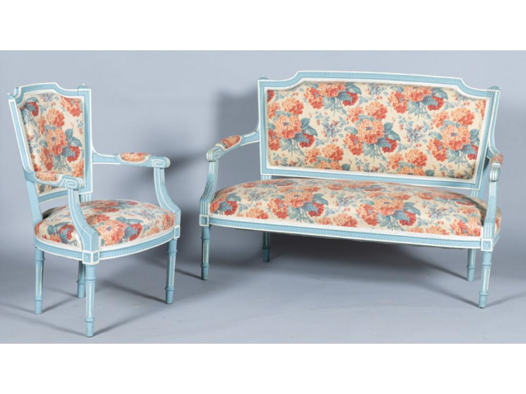 Mobilier de salon de style Louis XVI en bois relaqué comprenant quatre fauteuils et un canapé. Quatre fauteuils cabriolets style Louis XVI en bois relaqué et un canapé.