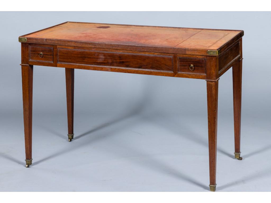 Table à jeu dite Tric-Trac en acajou et placage. Plateau gainé de cuir sur les deux faces, découvrant un intérieur de jeu de backgamon. Dimensions : 73x113x57 cm. (manque une roulette sous un pied)