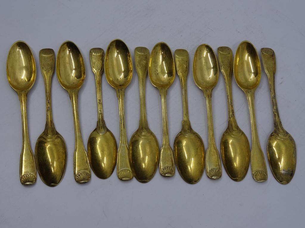 Douze cuillères à café en vermeil décor coquille. Epoque XVIII°. Poids total: 356g.