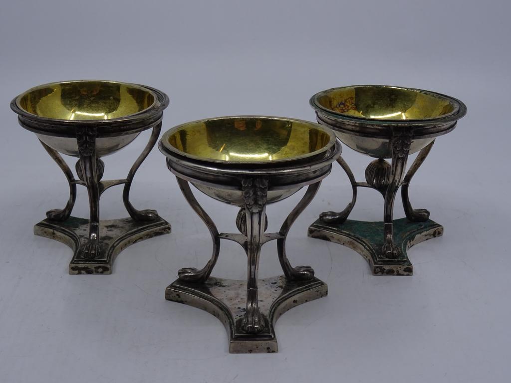 Trois salières en argent intérieur vermeil. Poids : 424 gr