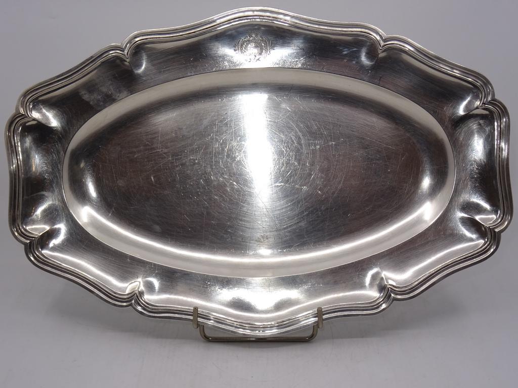 Plat ovale à contours et agrafes à décor armorié. Poinçon Minerve. Poids : 1024 gr.
