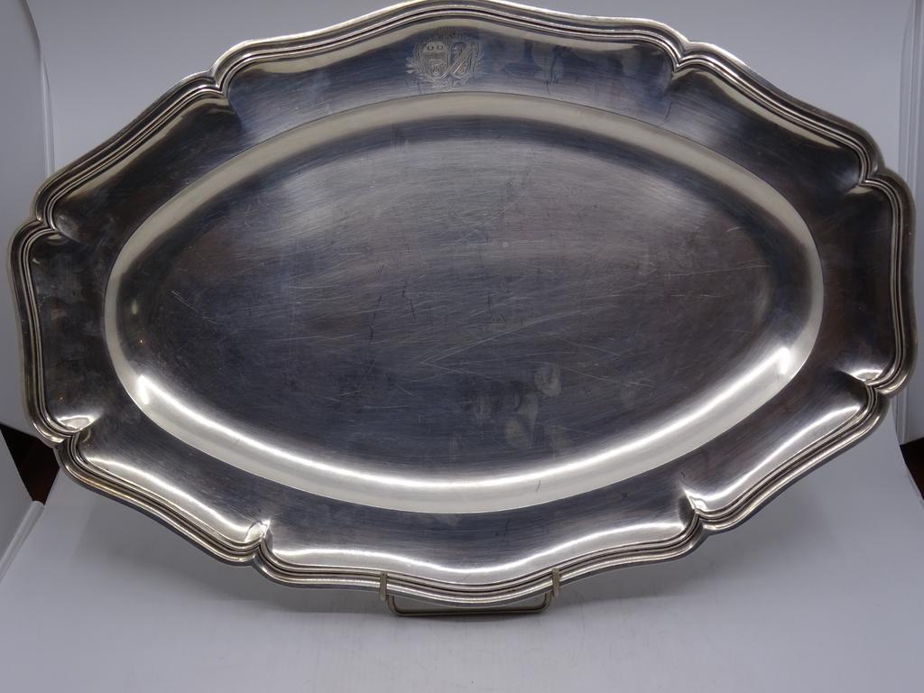 Grand plat ovale à contours et agrafes à décor armorié. Poinçon Minerve. Poids : 1719 gr.