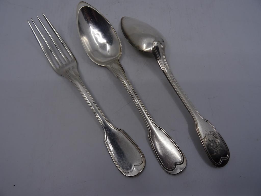 Quinze grands couverts à filets en argent et trois grandes cuillères à filets en argent , poinçon Vieillard et aux Fermiers Généraux. Poids total : 2724 gr.