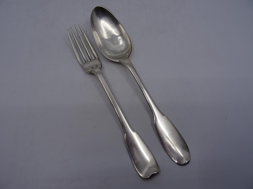 Lot de dix-neuf couverts en argent modèle uniplat et une cuillère. Poinçon aux Fermiers Généraux et Vieillard. Poids total :  2877 gr