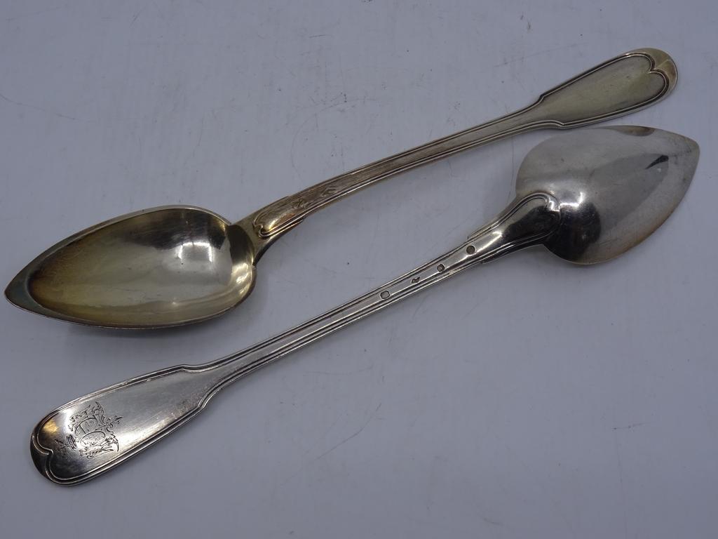 Deux cuillères à ragout en pendant en argent, modèle à filet, spatule à décor armorié. Poinçon tête de Vieillard.Poids 251 gr.