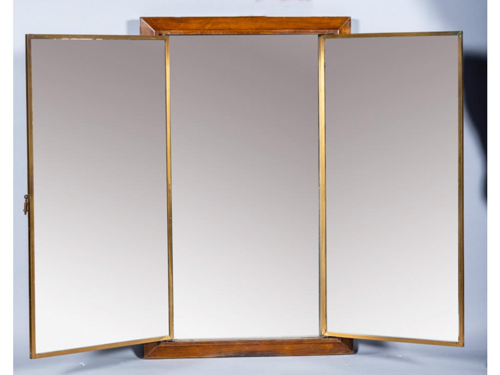 Maison BROT: Miroir triptyque ouvrant dans un encadrement en bois. Hauteur: 96cm. Longueur ouvert: 117cm