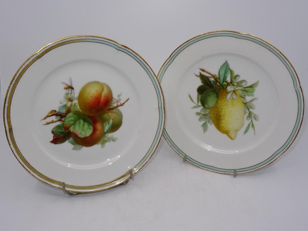 ESCALIER DE CRISTAL : Deux assiettes en porcelaine à décor de fruits polychromes et réhauts dorés. Fin XIXème siècle. Diamètre : 22.5 cm