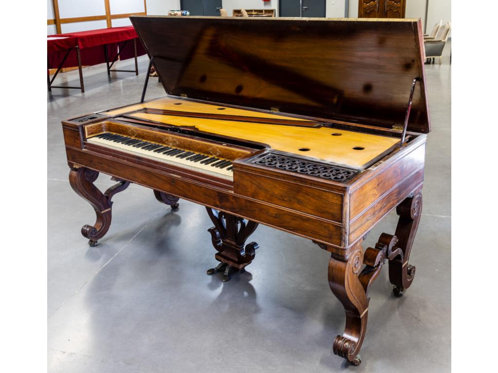 PAPE, Paris et Londre, facteur de piano du Roi médaillé d'or en 1834 et 1839: Piano forté en palissandre et placage de palissandre reposant sur un piètement en X et présentant une lyre à double pédale. Clavier à six octaves et demi (pied cassé, en l'état, ne fonctionne pas). Dim: 84x85x188cm.