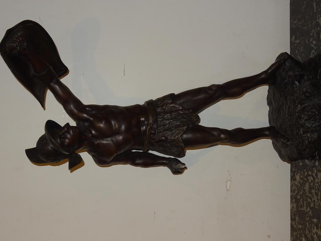 Le Gladiateur. Sujet en régule patiné. Hauteur: 70cm.