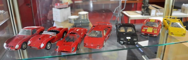 Lot de sept voitures miniatures FERRARI 1/18e (BURAGO, MIRA)
